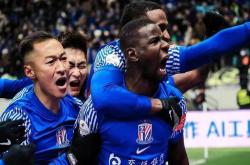 紧张刺激的比赛中，球队一马当先，领先有余