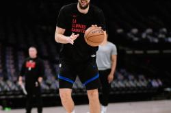 包含魔术官方公布新规，字母哥引发争议，三连败球迷热议！的词条