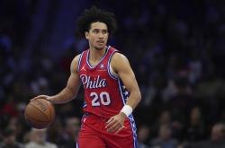 包含篮球比赛中崭露头角的新秀球员备受关注和瞩目的词条