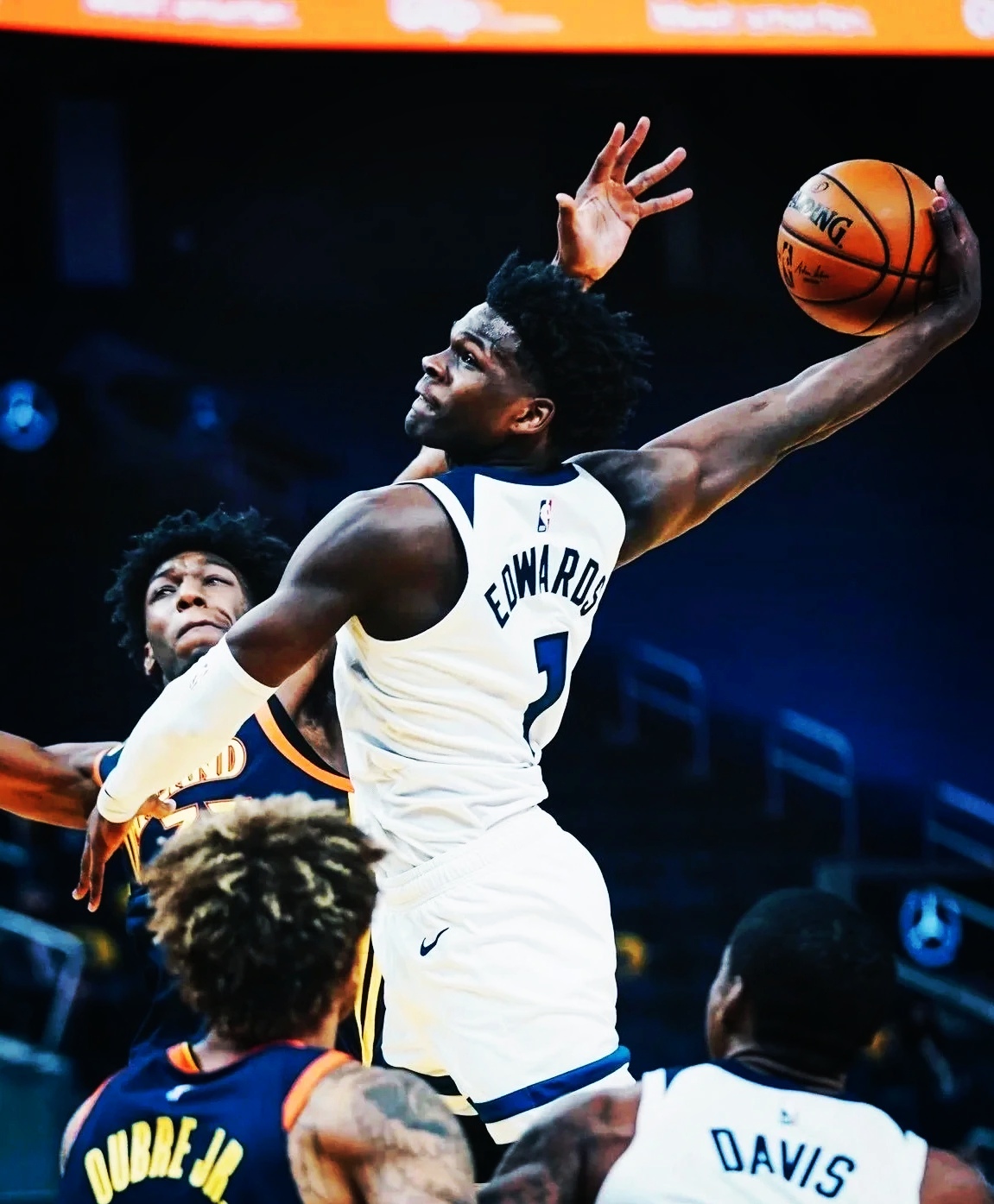 国际篮球赛事高潮迭起，球员表现惊艳动人的简单介绍