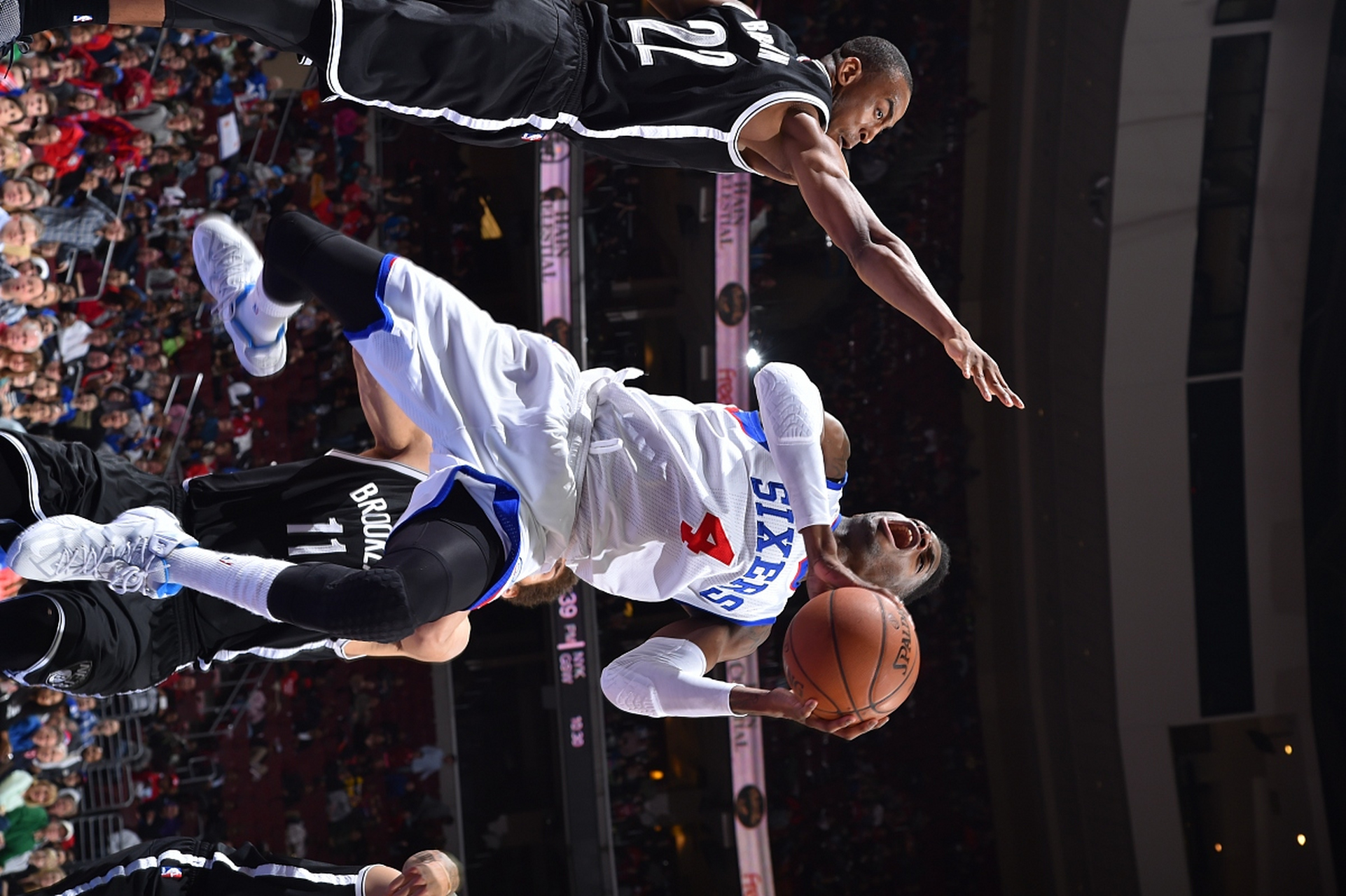 国际篮球赛事高潮迭起，球员表现惊艳动人的简单介绍