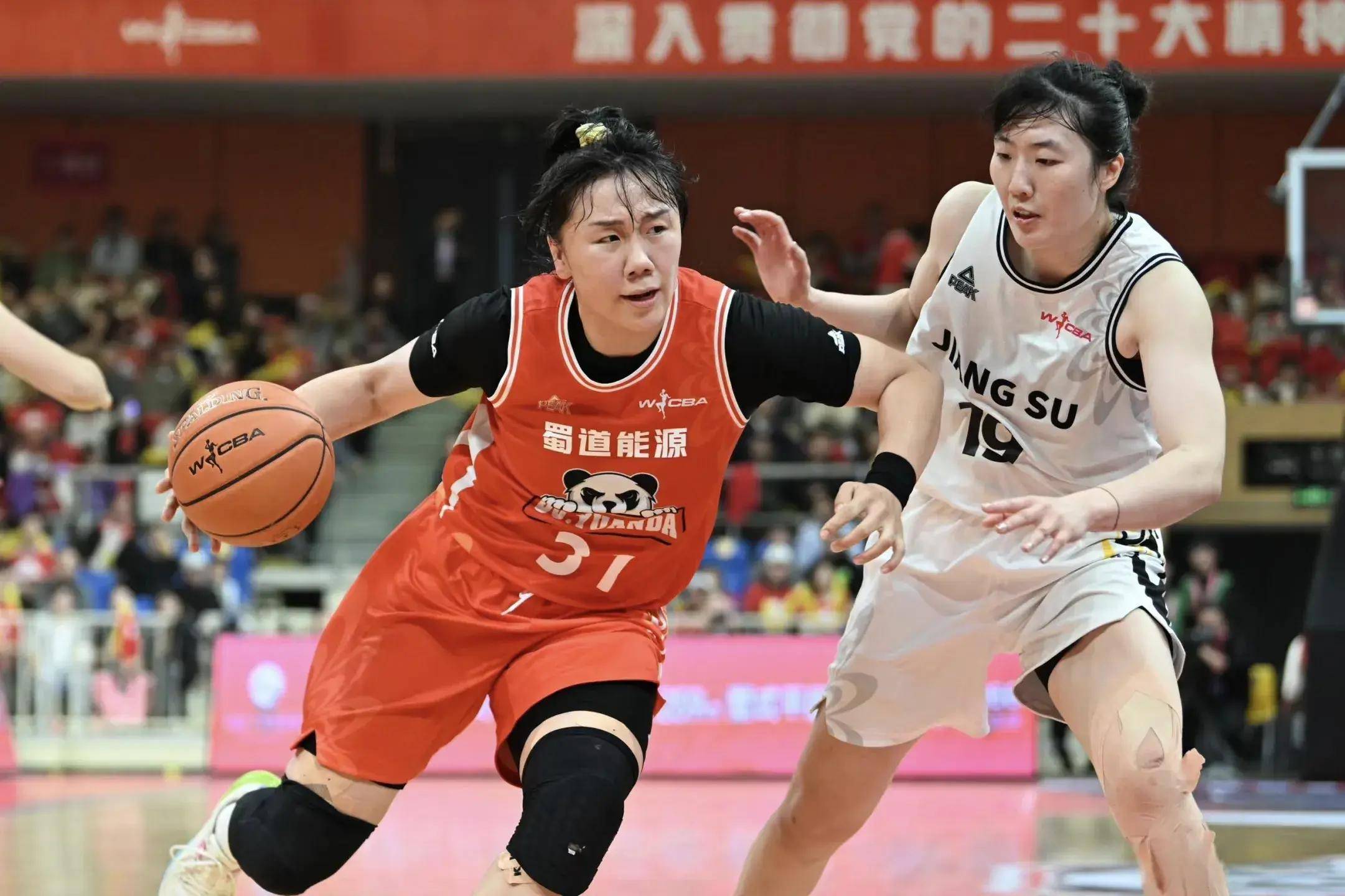 四川女篮在场上拼尽全力，赢得精彩比赛