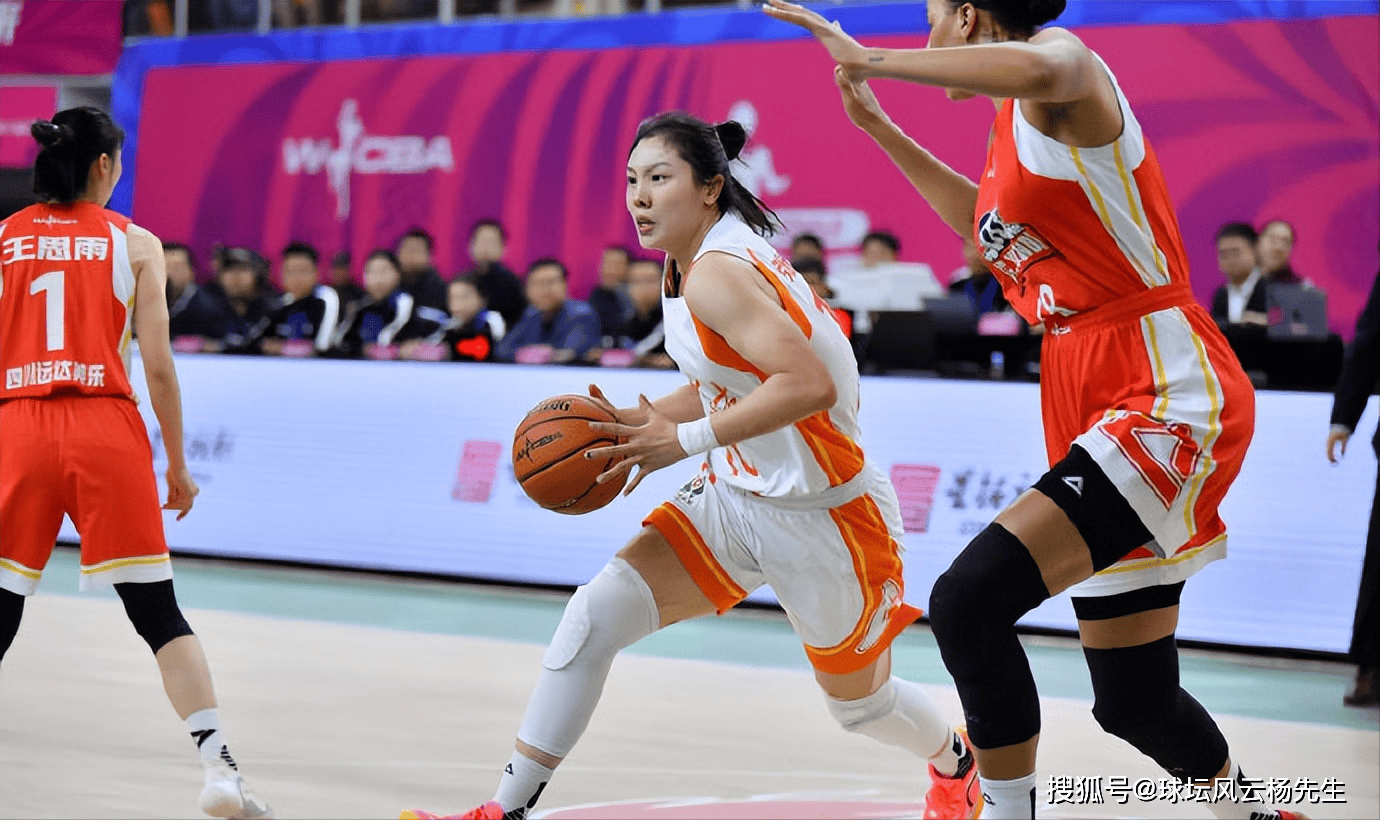 四川女篮在场上拼尽全力，赢得精彩比赛