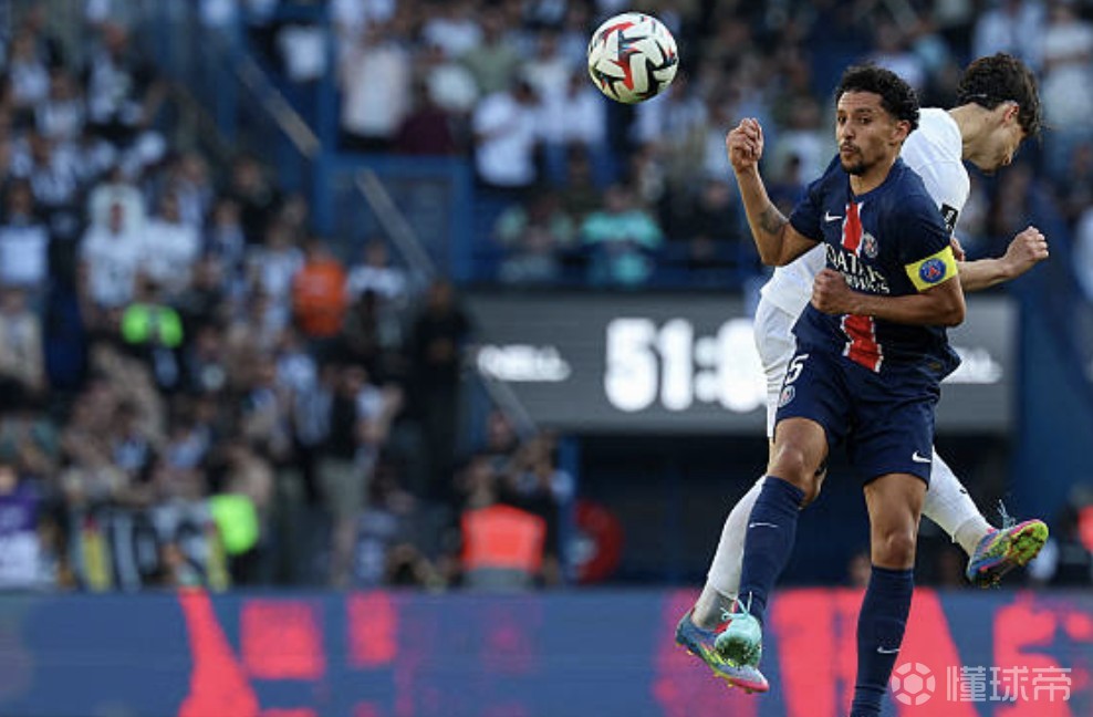 紧张刺激的比赛中,球队一马当先,领先有余 紧张刺激的比赛中,球队一马当先,领先有余