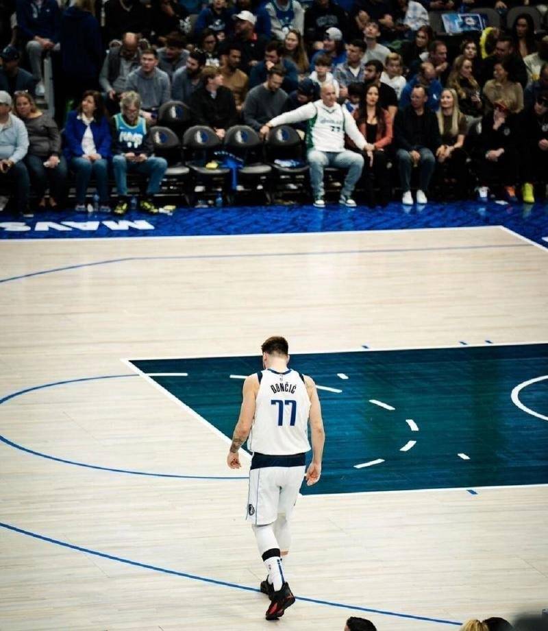 魔术绝杀时刻,复出首战轰40分点燃赛场,东契奇迎来胜利! 魔术绝杀时刻,复出首战轰40分点燃赛场,东契奇迎来胜利!