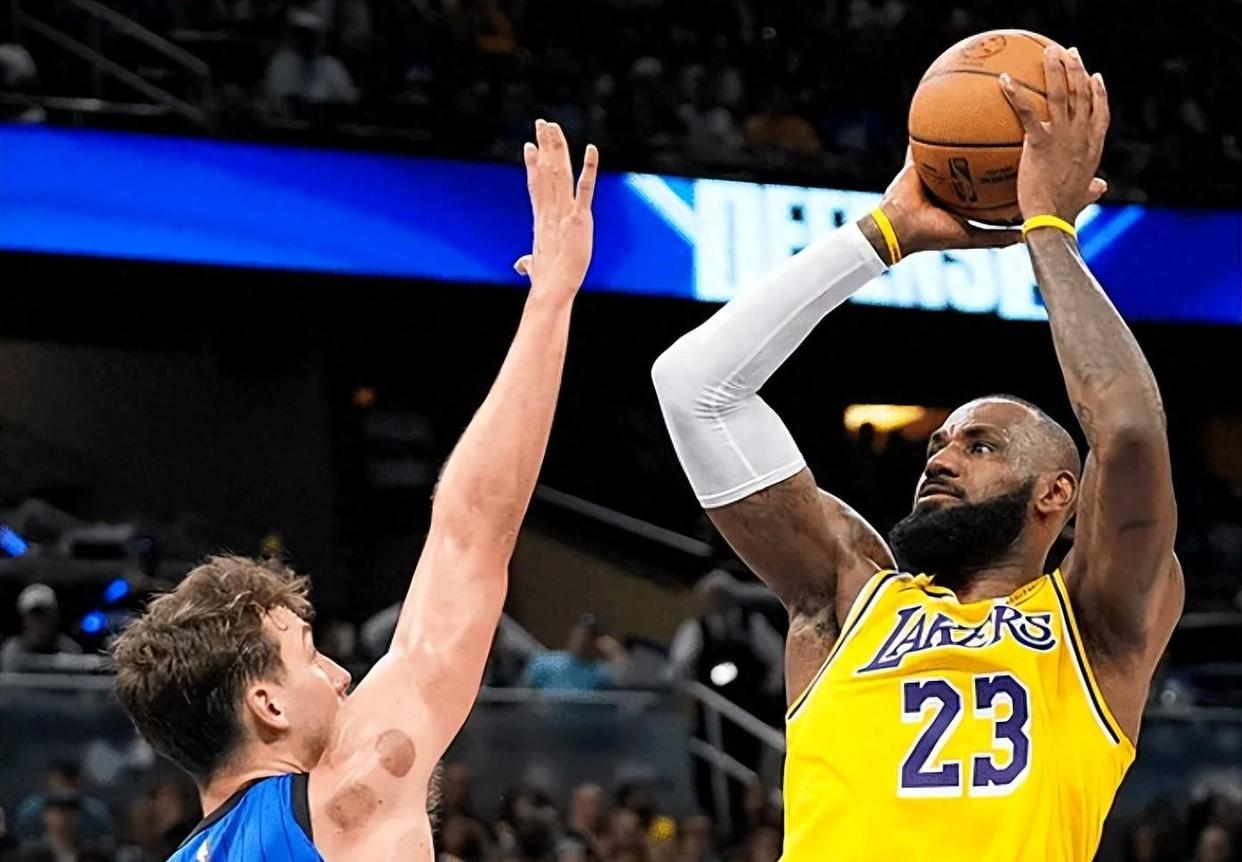 魔术绝杀时刻,复出首战轰40分点燃赛场,东契奇迎来胜利! 魔术绝杀时刻,复出首战轰40分点燃赛场,东契奇迎来胜利!