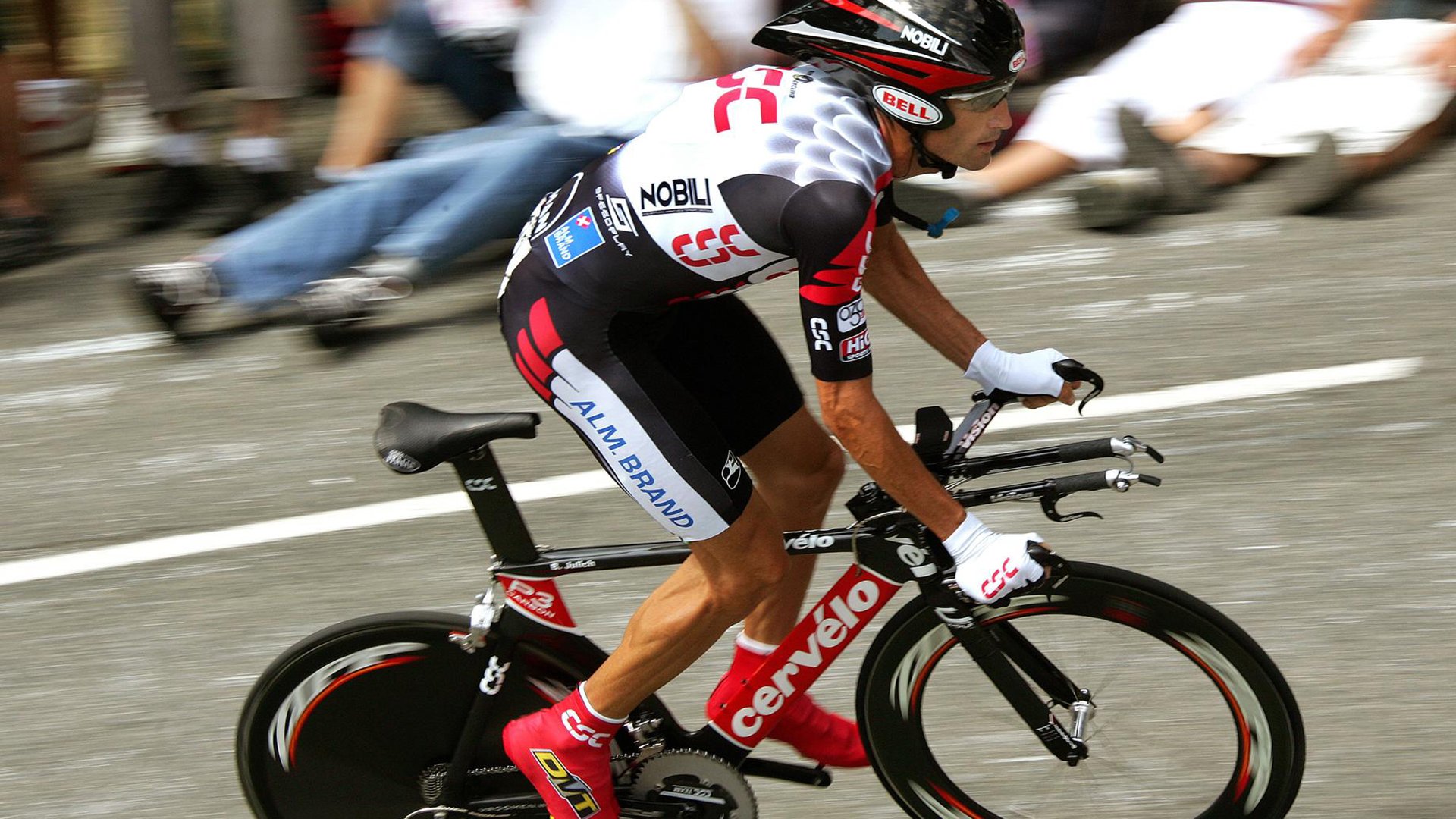 穆古鲁扎在皇家马德里比赛中战术调整，表现优异引发热议！赛场气氛高涨