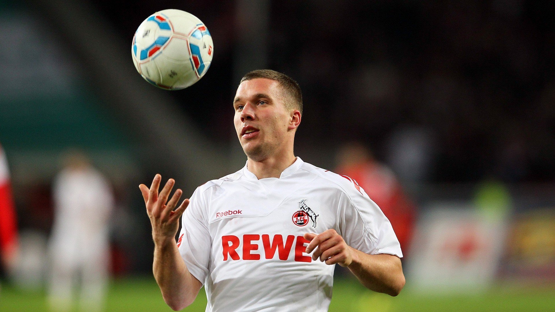 内马尔焦点对战，Doinb与80激战曼联分钟，败北胜负难料！赛场气氛高涨